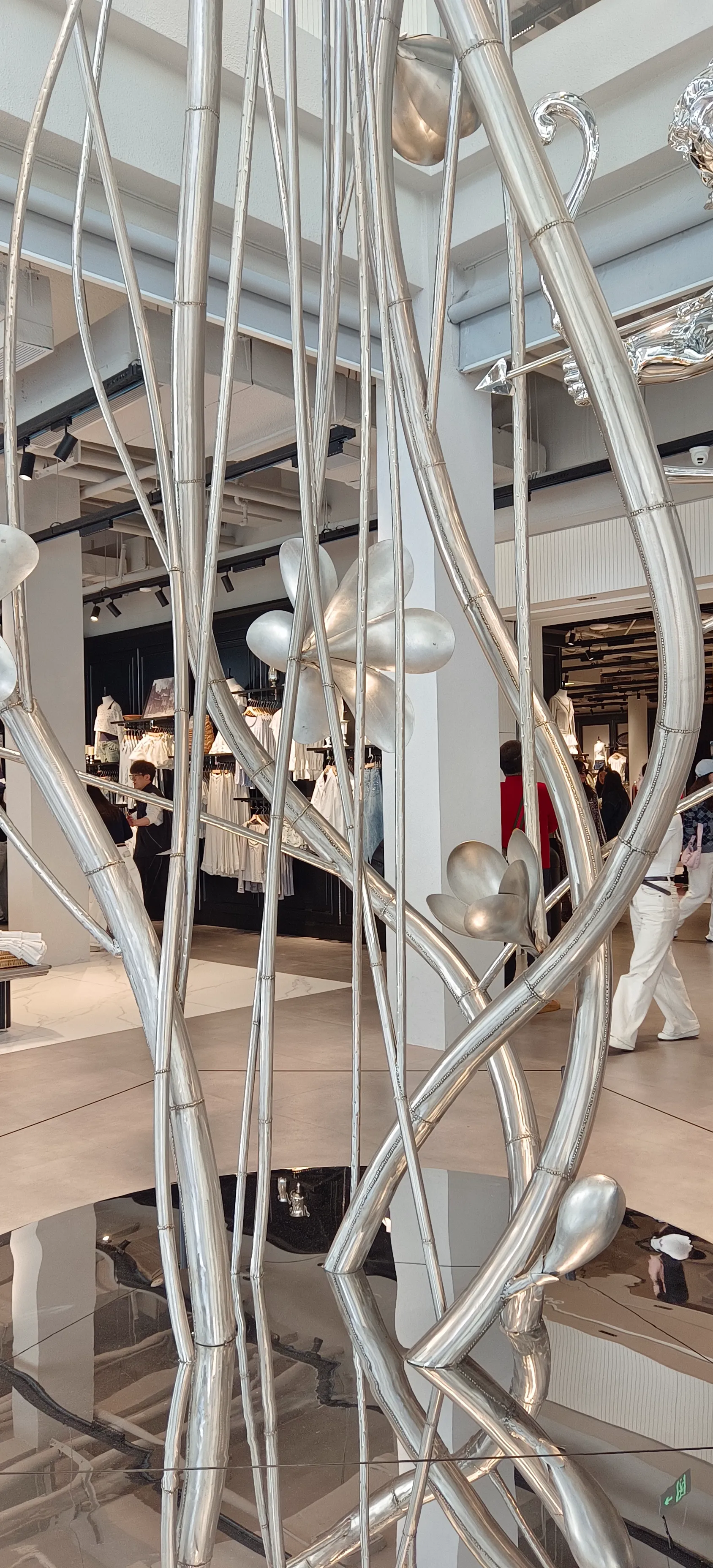 Pop brand entrance sculpture brand image stainless steel mirror effect dynamic angel