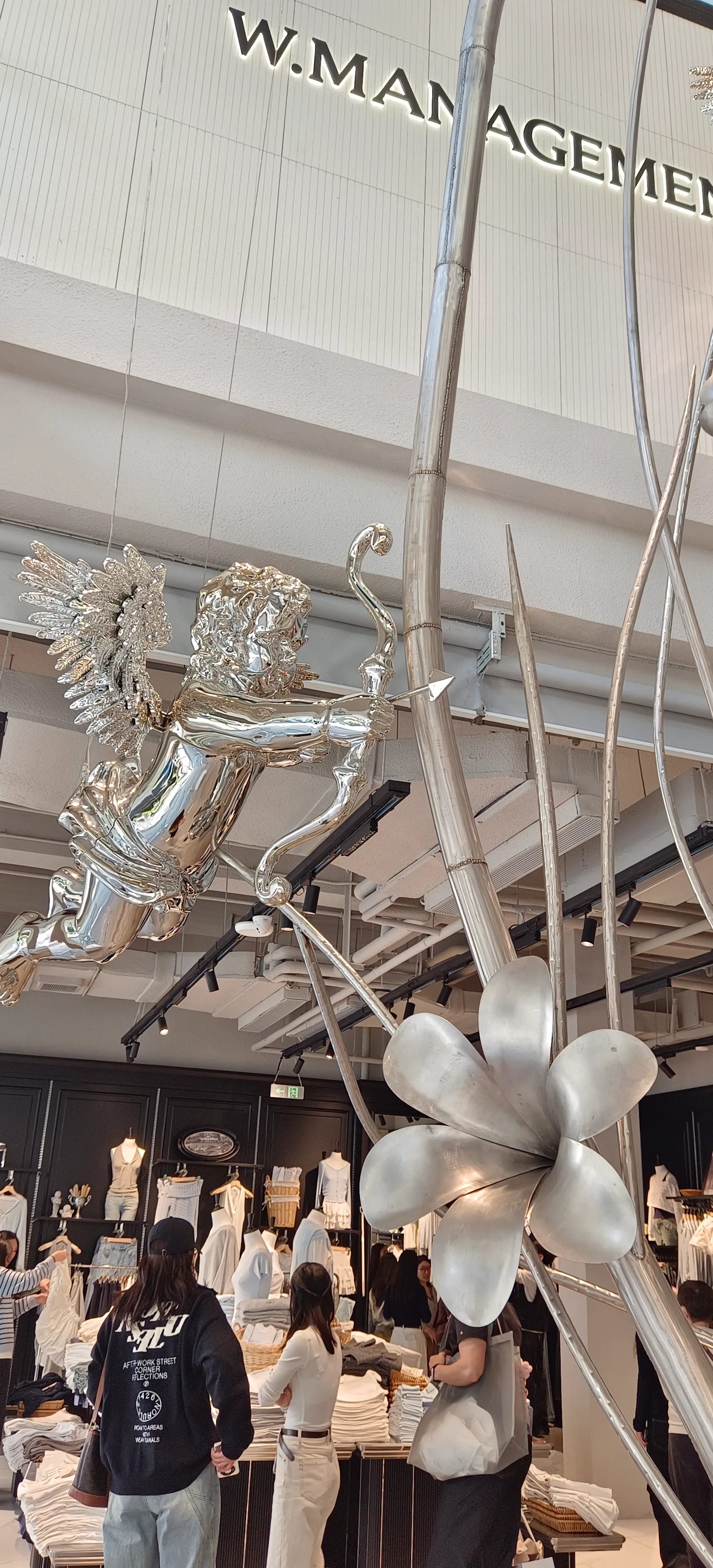 Pop brand entrance sculpture brand image stainless steel mirror effect dynamic angel