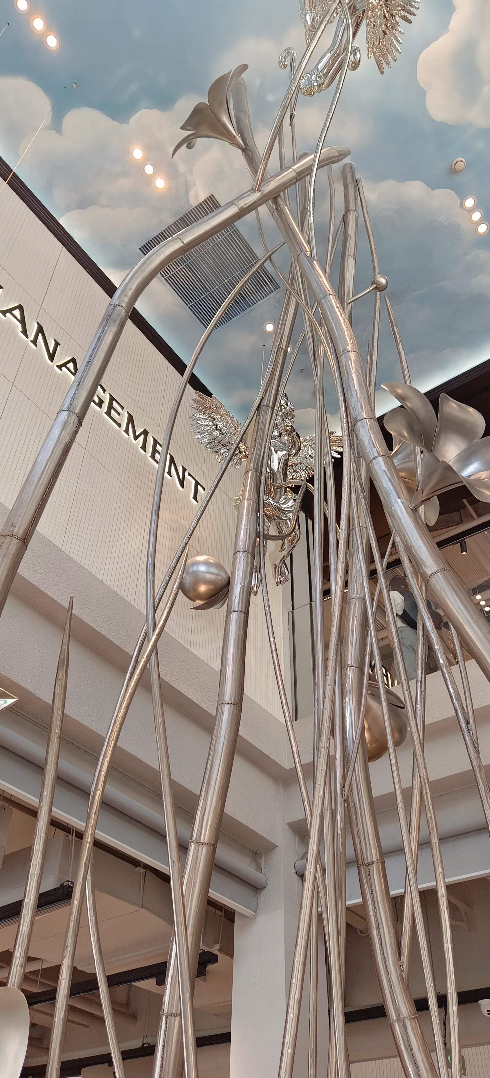 Pop brand entrance sculpture brand image stainless steel mirror effect dynamic angel