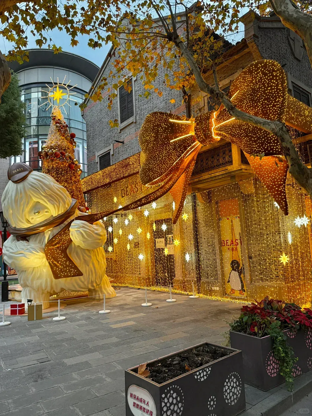 Brand store's Christmas entrance luxury Christmas decorative bows and lighting strips