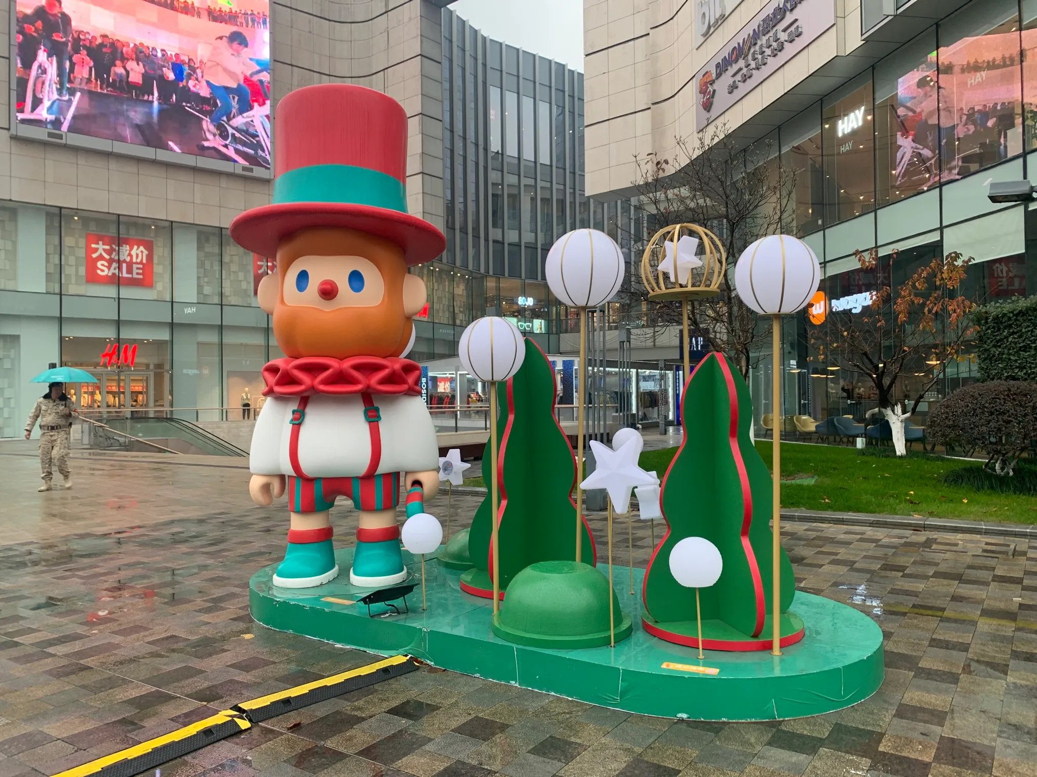 Interactive Pop-Art Commercial Display Set – Giant Customized Fashion Figurine Stage with LED Neon Playing Cards & Gamified Photo-Op Base