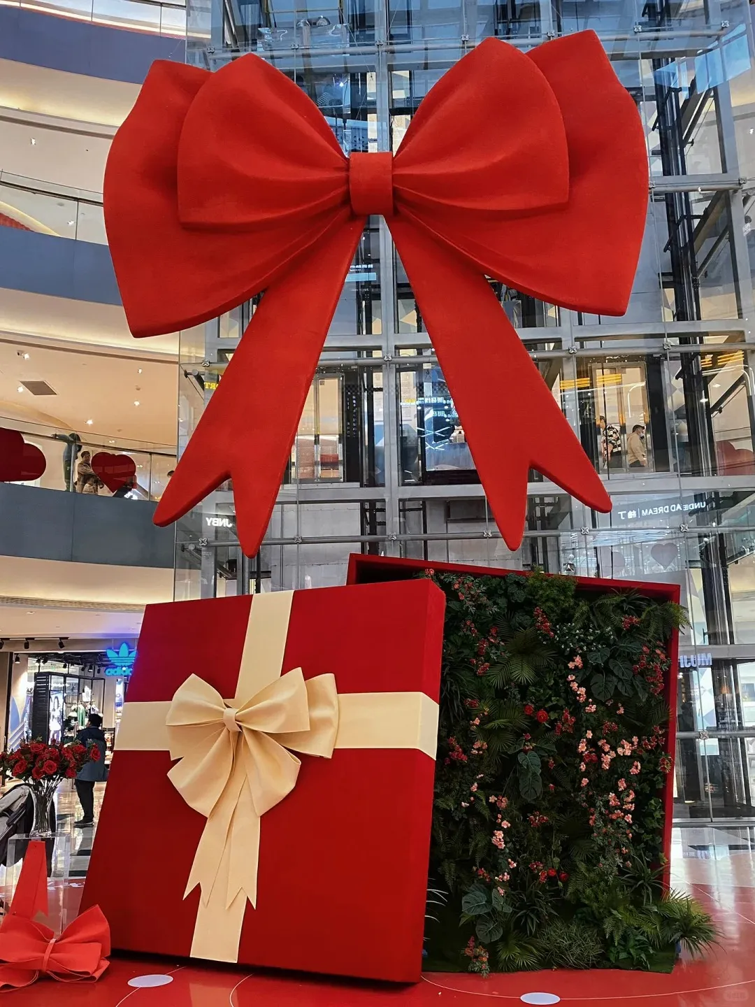 Dual-Season Atrium Traffic Generator – Modern Architectural Gift Box Landmark and Transparent Showcase Pod