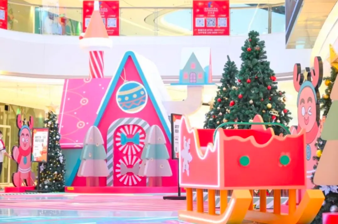 Grand Mall Atrium Christmas Theme Installation – Whimsical Pop-Art Candy Cabin Set with Towering Candy-Cane Chimney & Neon Archway
