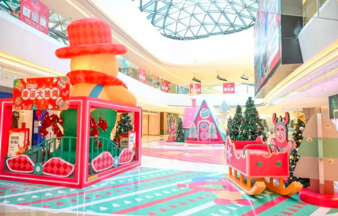 Grand Mall Atrium Christmas Theme Installation – Whimsical Pop-Art Candy Cabin Set with Towering Candy-Cane Chimney & Neon Archway