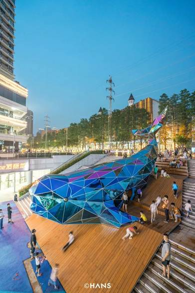 Commercial Plaza Massive scale sculpture (2).webp