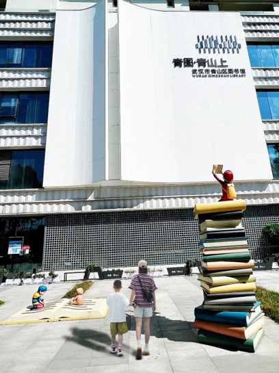 Commercial Plaza Massive scale sculpture (5).webp