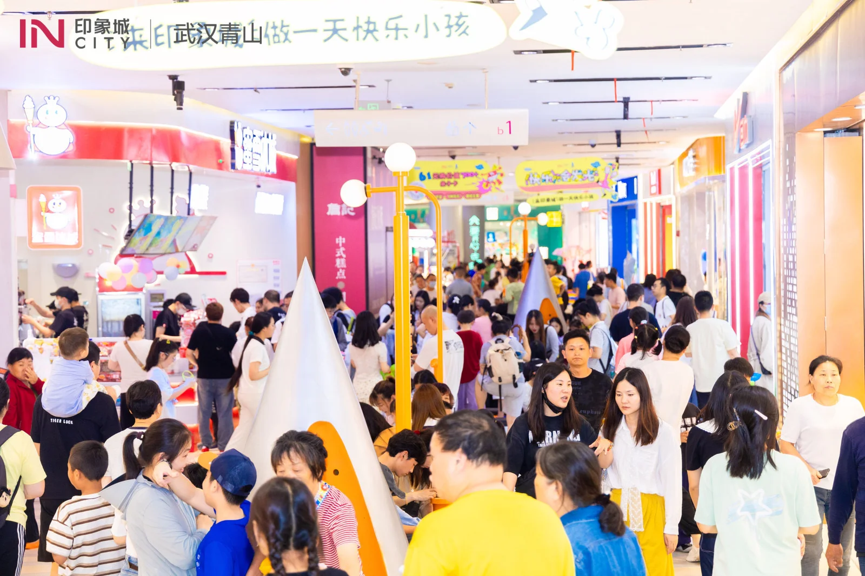 Commercial Plaza Massive scale sculpture (9).webp