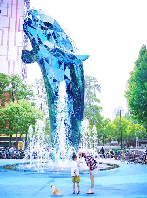 Commercial Plaza Massive scale sculpture (13).webp