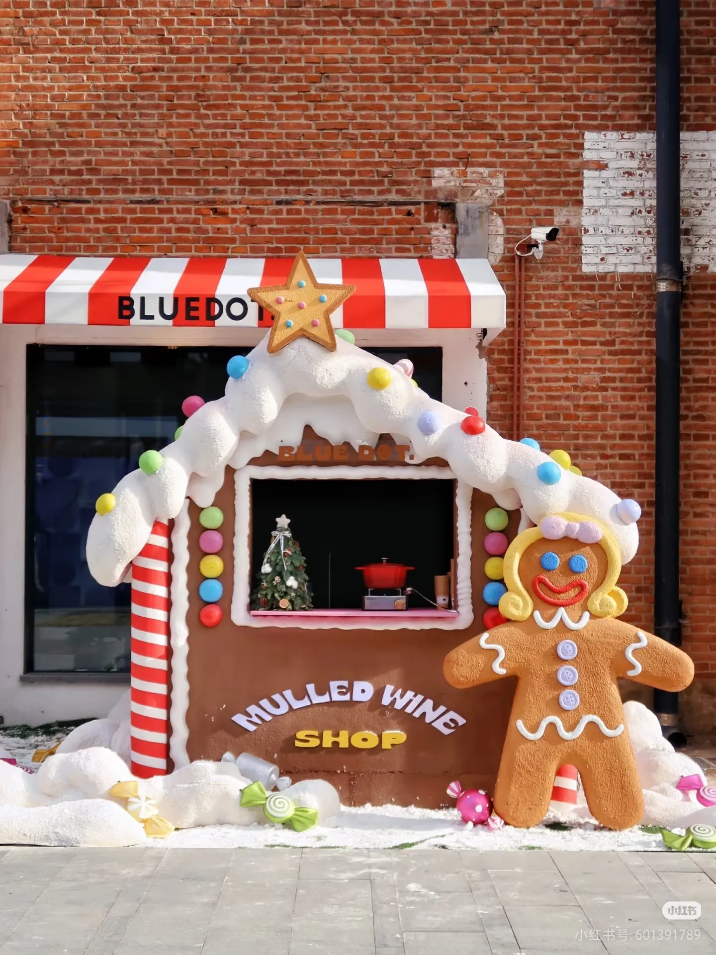 Commercial Life-Size Christmas Gingerbread House Sculpture Set — Immersive Outdoor Holiday Art Insta