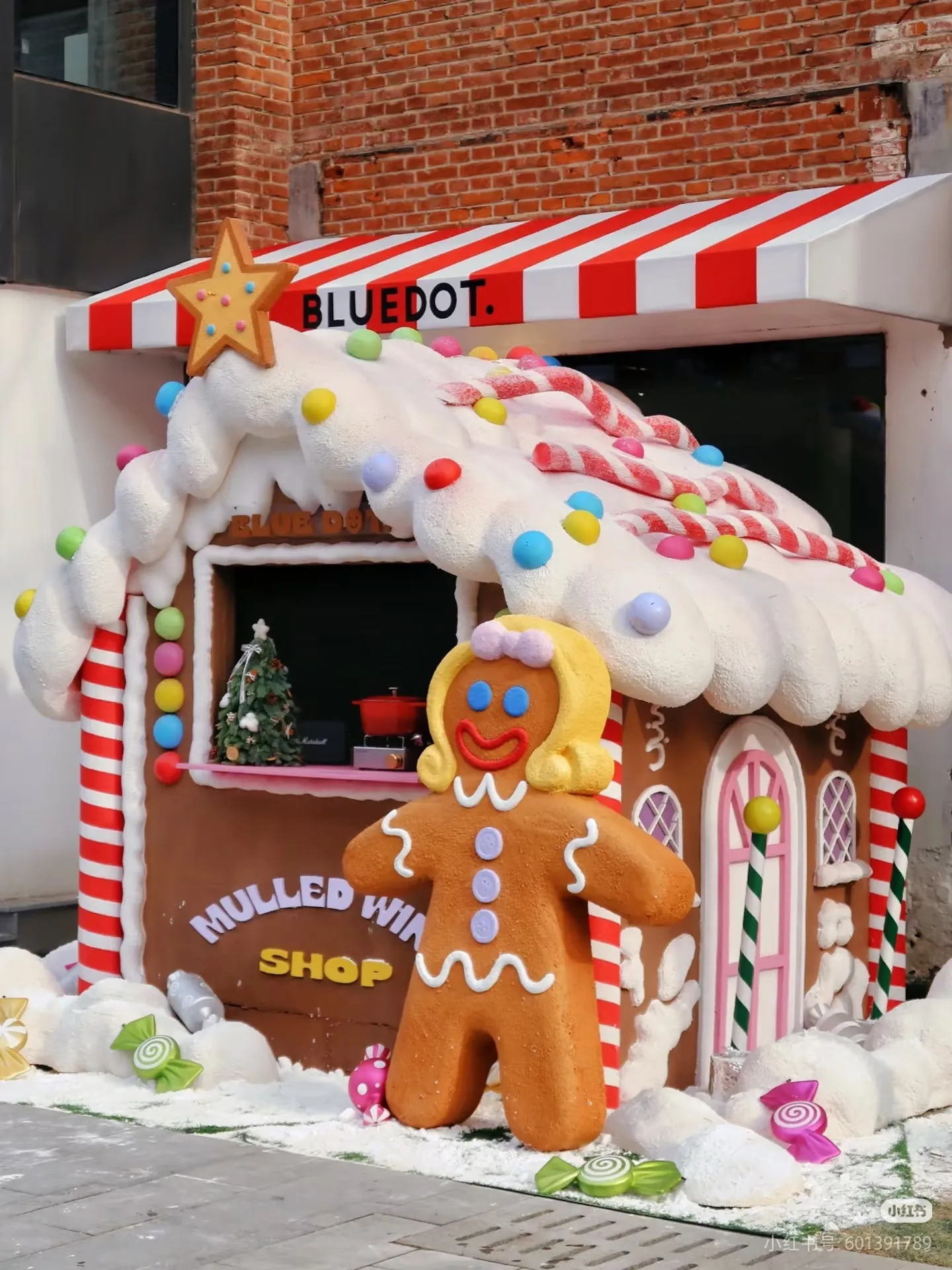Commercial Life-Size Christmas Gingerbread House Sculpture Set — Immersive Outdoor Holiday Art Installation with Wall-Mounted Figures for Shopping Mall Plazas and Retail Entrances