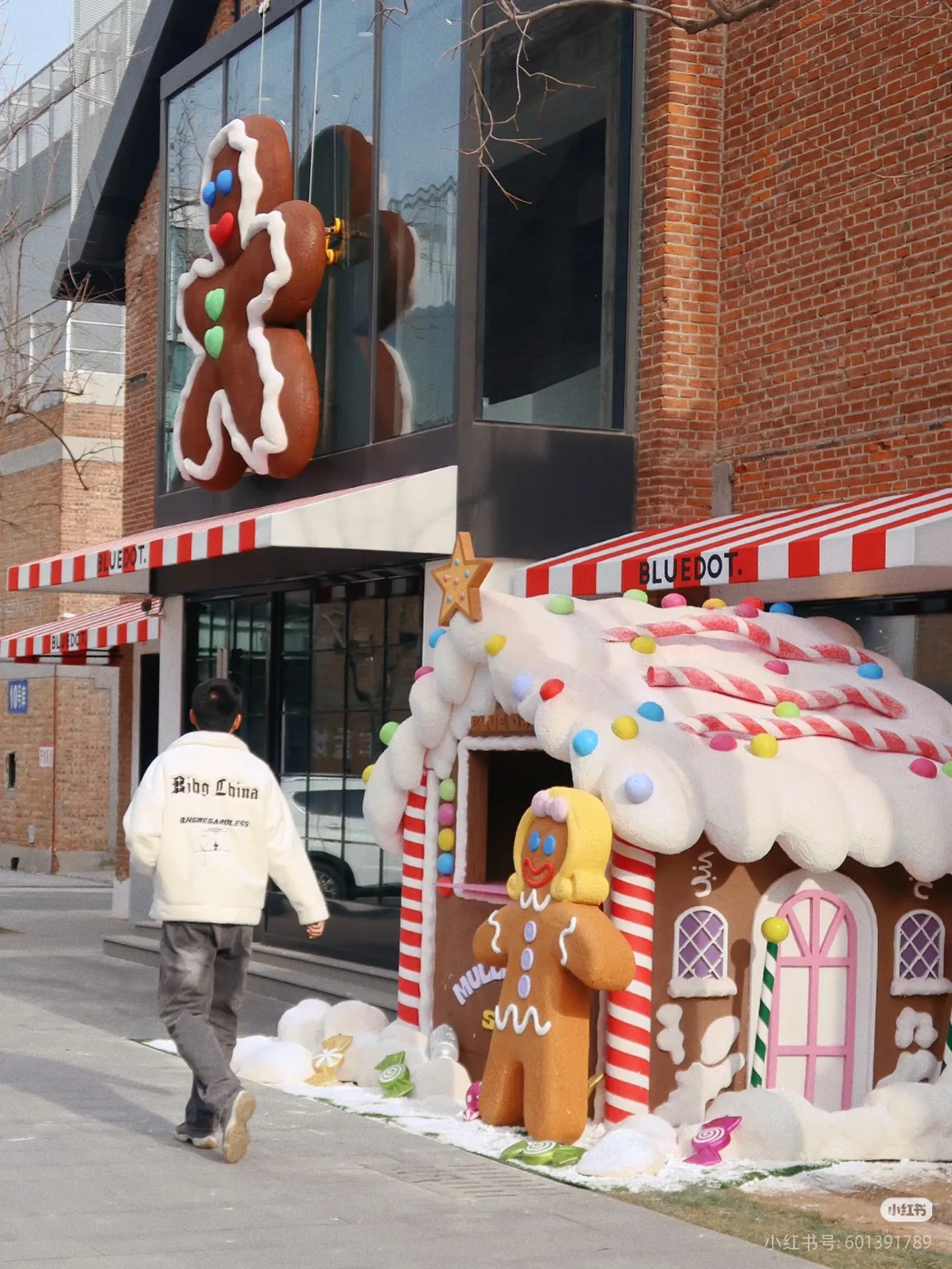 Commercial Life-Size Christmas Gingerbread House Sculpture Set — Immersive Outdoor Holiday Art Installation with Wall-Mounted Figures for Shopping Mall Plazas and Retail Entrances