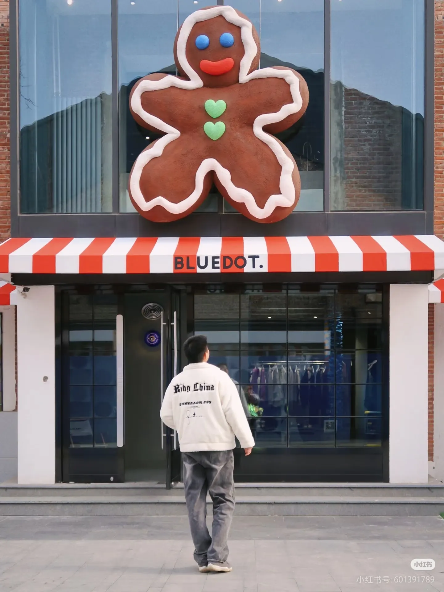 Commercial Life-Size Christmas Gingerbread House Sculpture Set — Immersive Outdoor Holiday Art Installation with Wall-Mounted Figures for Shopping Mall Plazas and Retail Entrances