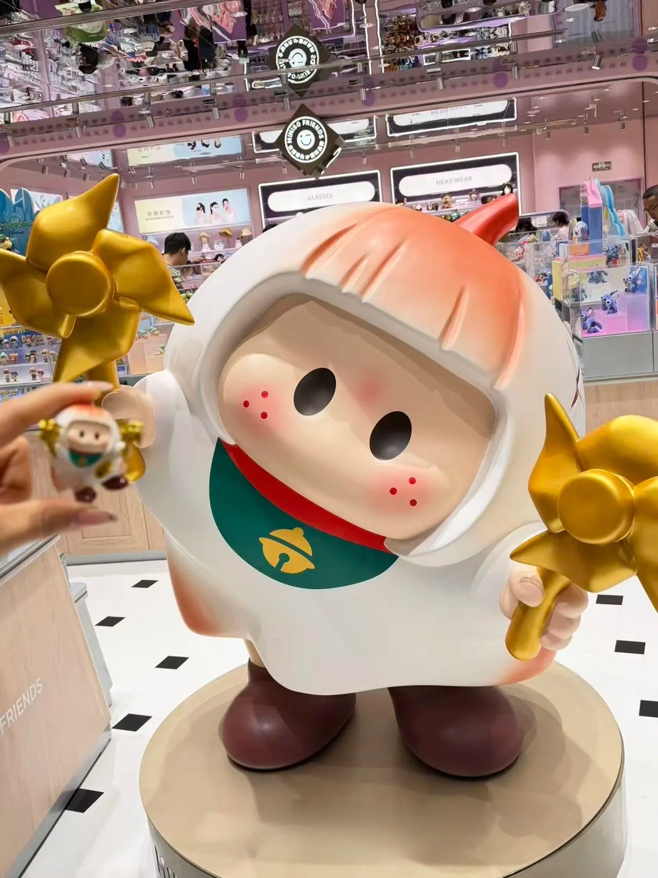 The own anime characters sculpture of the Trendy Department Store chain
