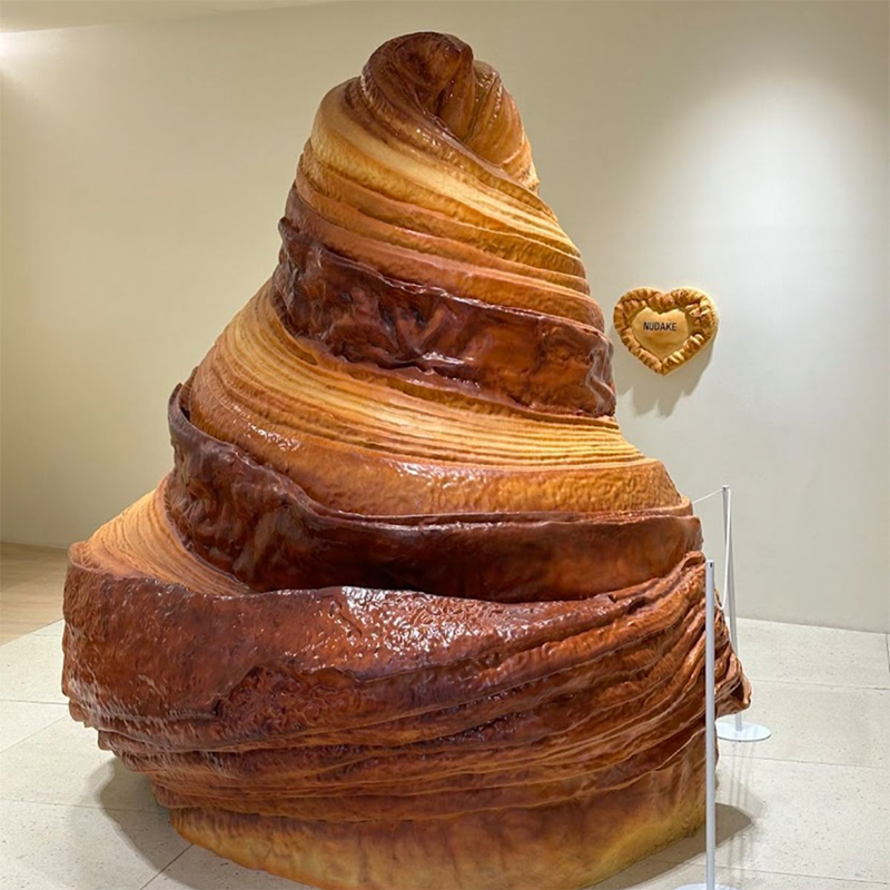 Giant Hyper-Realistic Croissant Sculpture – Oversized Bakery Display Prop & Commercial Food Art 