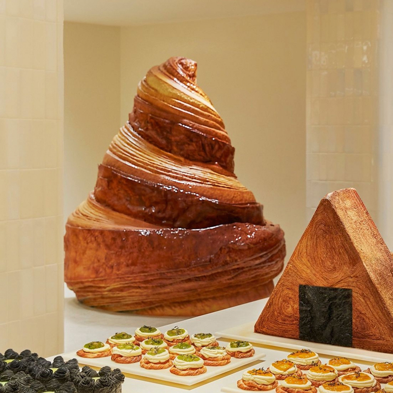 Giant Hyper-Realistic Croissant Sculpture – Oversized Bakery Display Prop & Commercial Food Art Installation for Storefronts