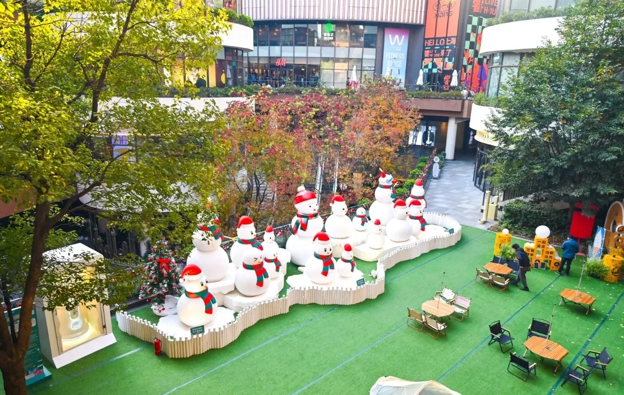 Giant Fiberglass Snowman Sculpture with Play Slide for Mall Decor