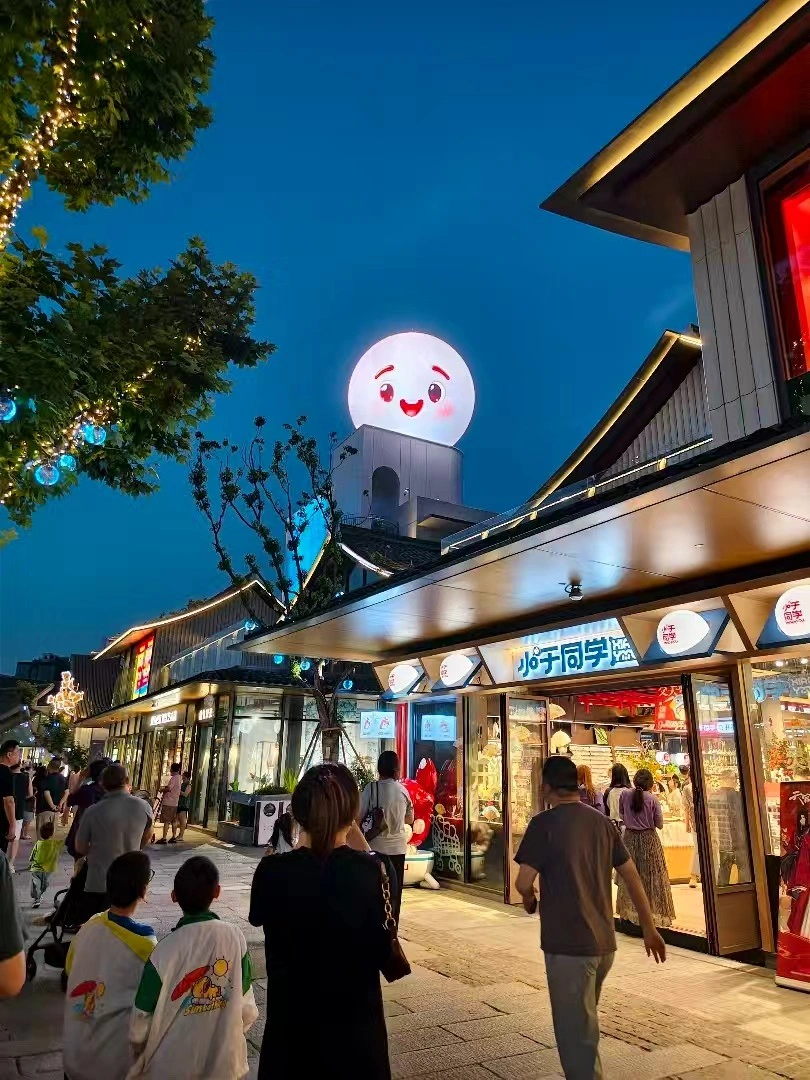 Spherical LED Dynamic Display for Mall Landmark Installation.webp